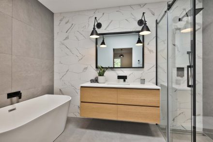 Salle de bain moderne avec comptoir blanc.