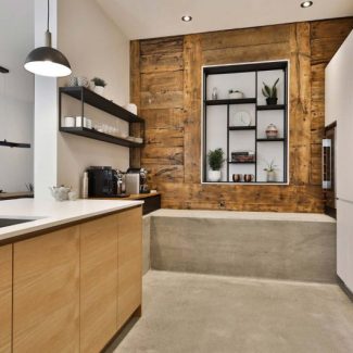 The kitchen wall has been redesigned to integrate storage space.