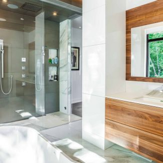 Design de salle de bain contemporain avec éclairage suspendu.
