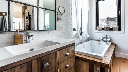 Spacieuse salle de bain à la décoration moderne avec baignoire et douche séparées.