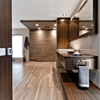 Design épuré d'une salle de bain contemporaine avec éclairage naturel.