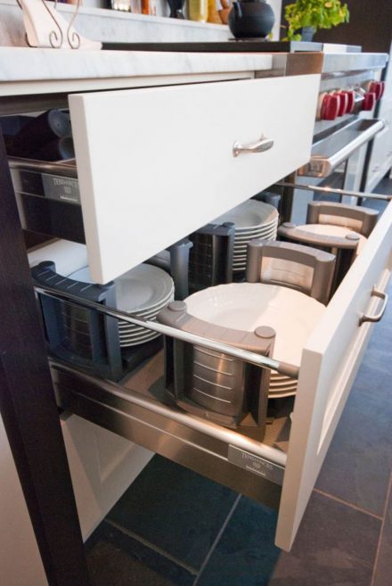 Armoire de cuisine rustique avec portes blanches et rangement fonctionnel.