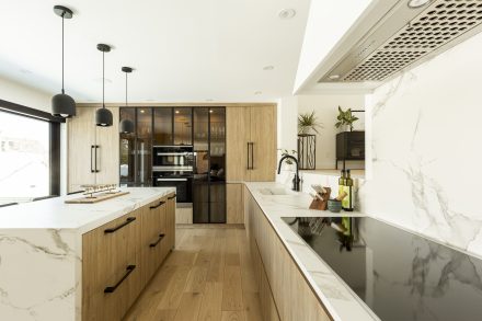 Design d'intérieur contemporain dans une cuisine moderne.